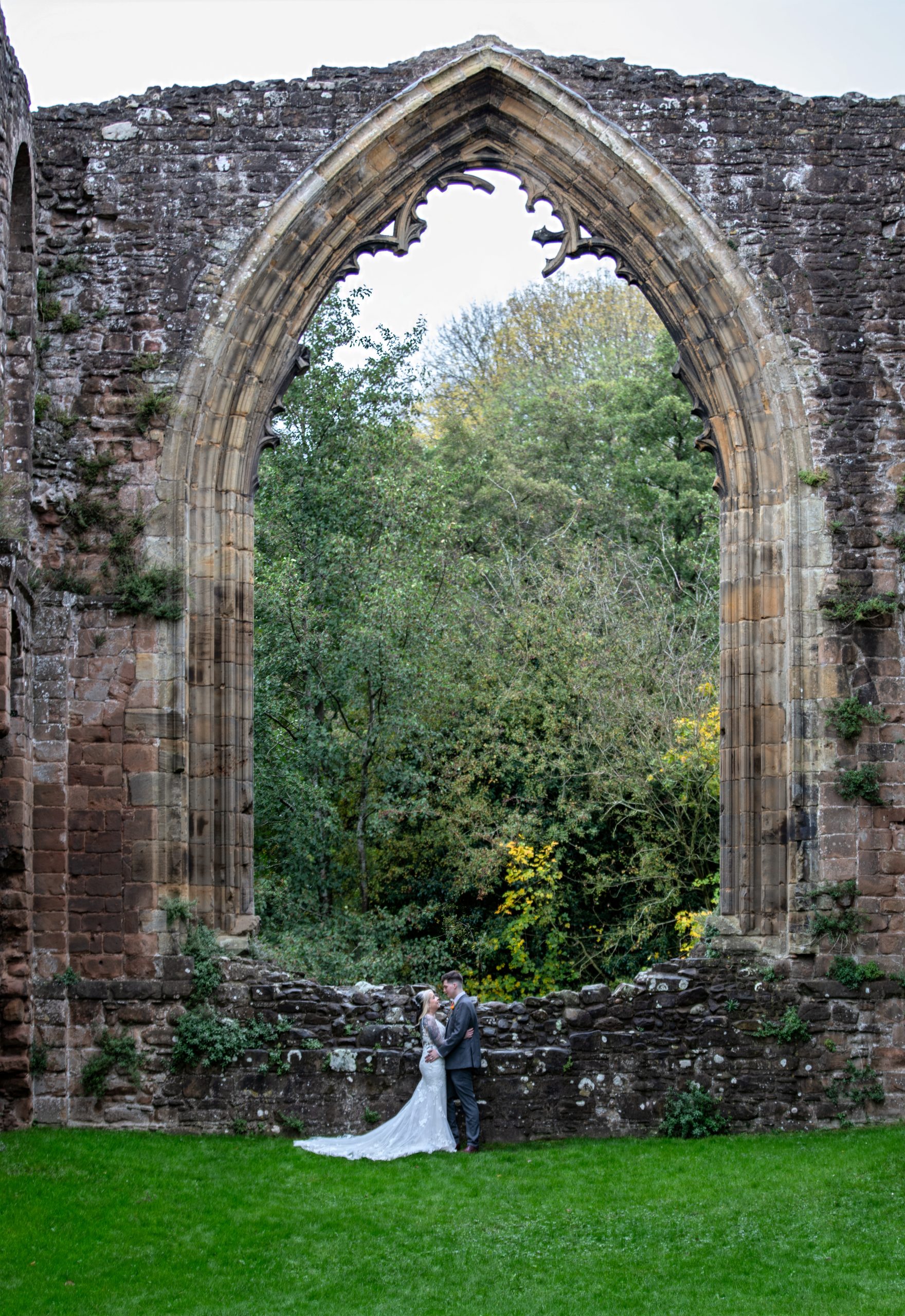 newly wedded couple at Lilleshall Abbey